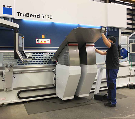 Hochpräzises Kanten der Blechteile gewährleistet optimale Passgenauigkeit der Verschlusswand