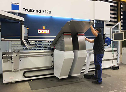 Hochpräzises Kanten der Blechteile gewährleistet optimale Passgenauigkeit der Verschlusswand