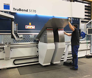 Hochpräzises Kanten der Blechteile gewährleistet optimale Passgenauigkeit der Verschlusswand