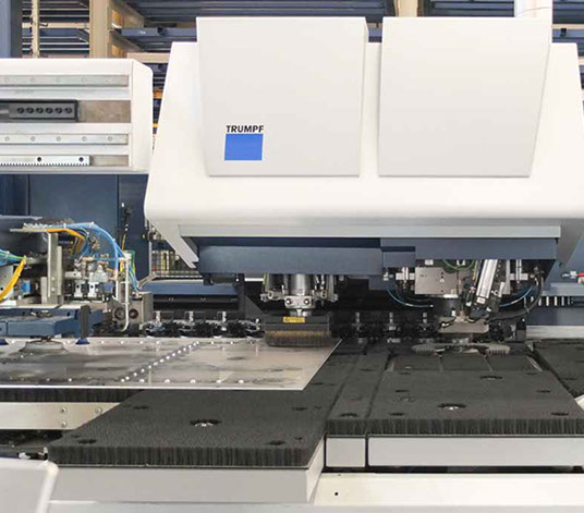 Bearbeitung der Aluminiumbleche auf modernster Laser-Nibbelmaschine